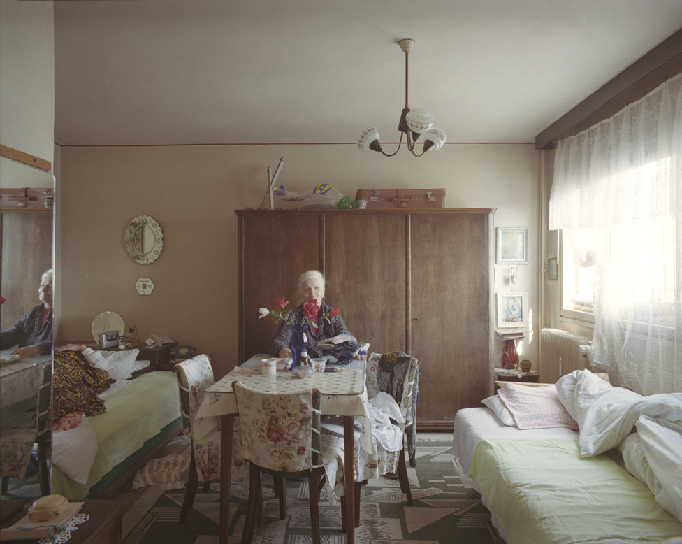 A nyolcadikon is egy nyugdíjas házaspár él, 1967 óta. A férj évek óta ágyhoz kötött beteg.