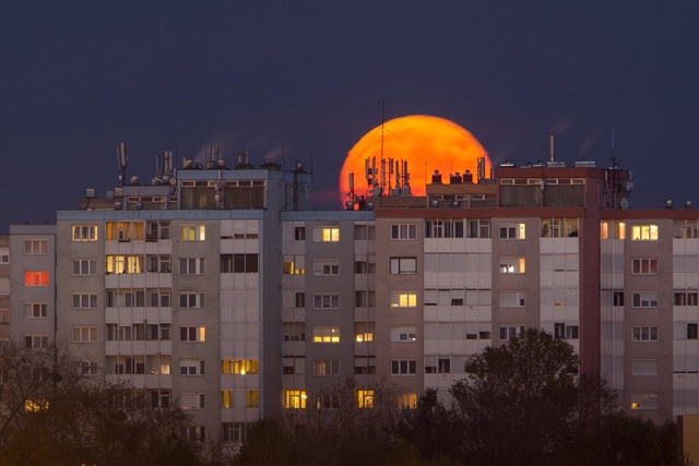 Szuperhold Nagykanizsán egy panelház felett. © MTI / Komka Péter